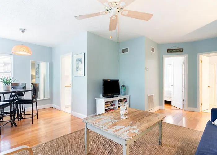 Cute One Bedroom At The Coral Apts *